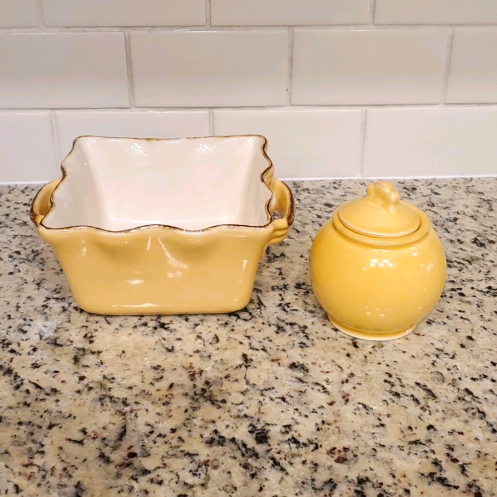 Sur la table bake wear and sugar pot